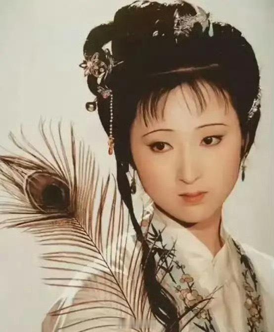 看到陈晓旭1987年在香港宴会上的照片，才知道林黛玉的妆造，完全限制了她的美貌