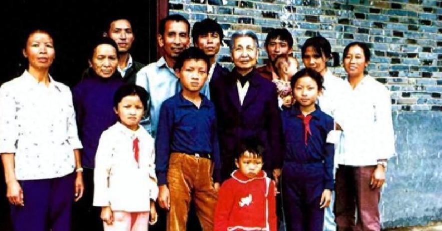 江西一孤儿成年靠乞讨为生，在他23岁时，突然从中央来了一批人：“我带你找妈去，你