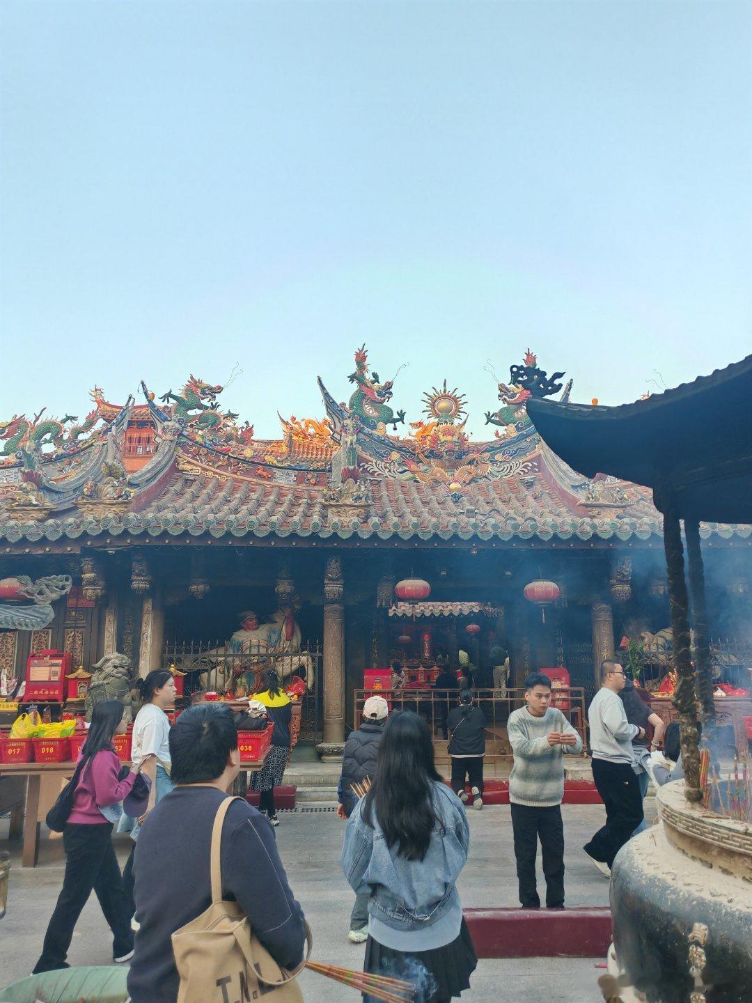 关岳庙，烟火味浓，商业味更浓，能发财才怪呢，关岳都忙死了。