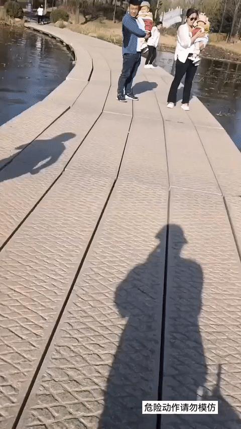 显然脱鞋不是正确的选择......，还是吃的太饱了[呲牙笑]