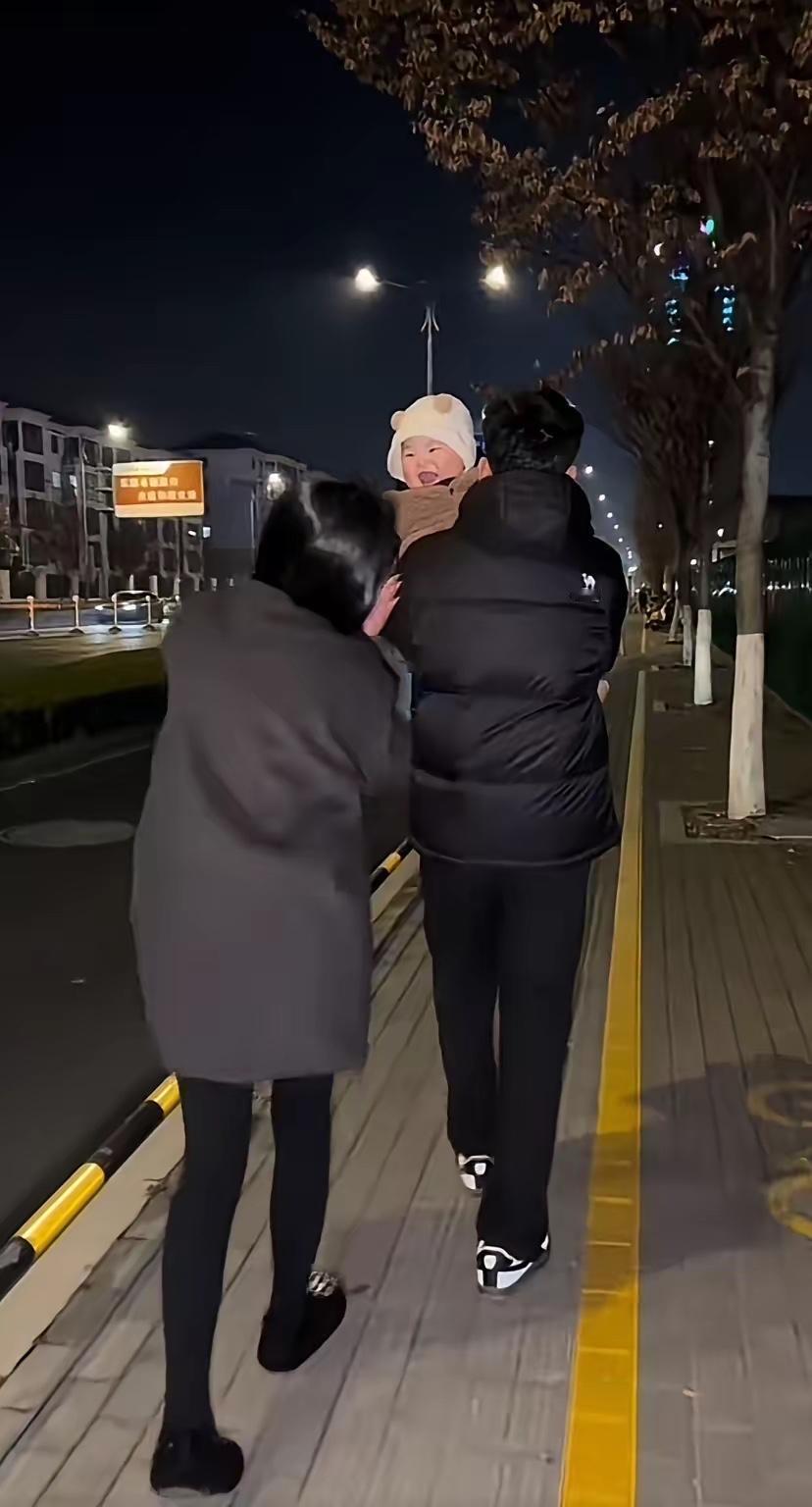 图中有一点，看得出这家人过得很幸福你能找出来吗？.