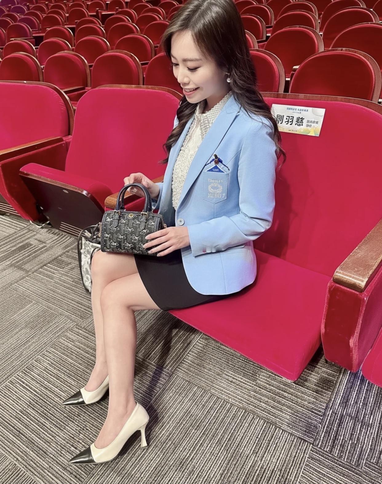 什么样的人算是美人?优雅职场风，浅蓝色西装外套搭配黑色短裙，手拿时尚包包，尽显干