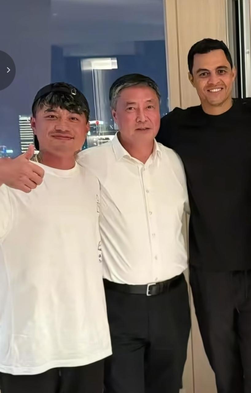 申花前老总会见了莫雷诺！还有曹赟定一起合影！真的回到了上一个时代的申花！这次莫雷