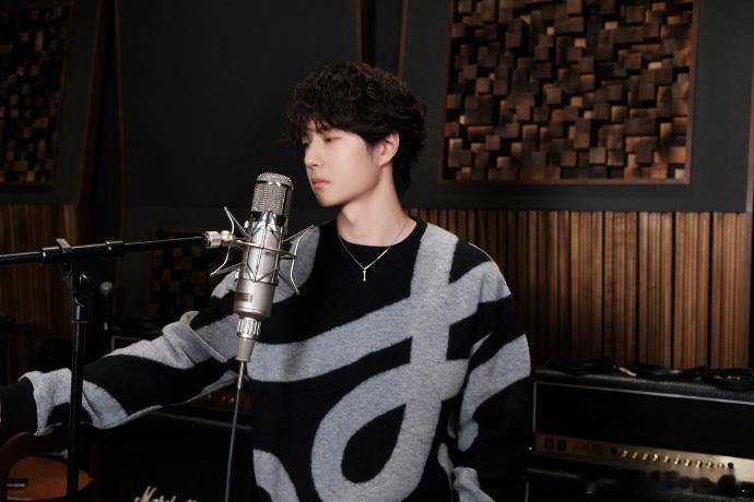 王一博花絮侧拍王一博毛衣小卷毛小卷毛堪称造型加分项，搭配软糯毛衣尽显贵气，侧拍