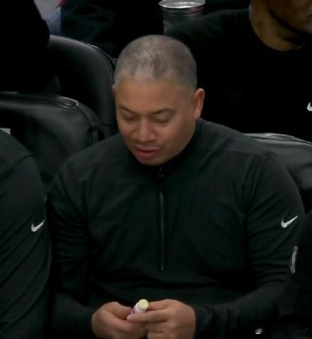 泰伦·卢在今日赛后接受采访时表示，把克里斯·邓恩换下场非常关键，这样二阵容才能把