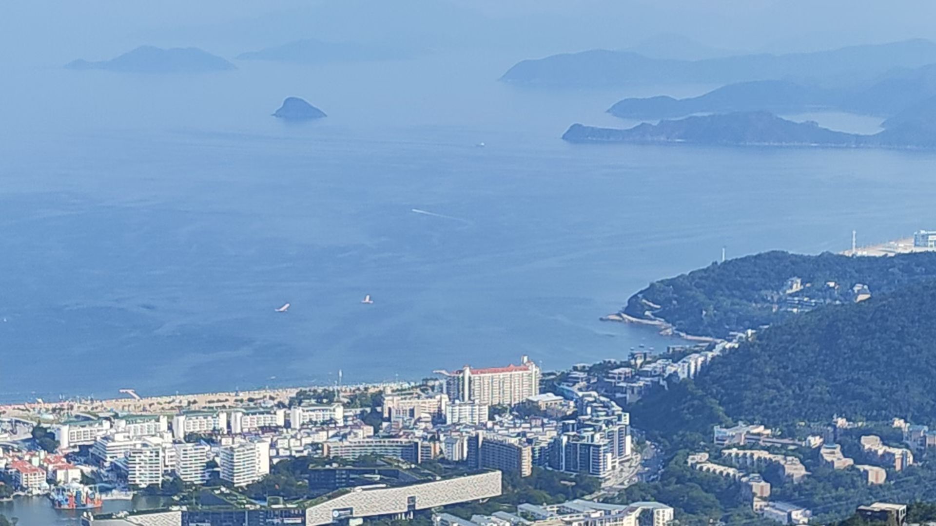 很多人习惯睡觉前匆匆冲个热水澡，洗完直接躺床睡觉，其实并不推荐临睡前立刻洗澡。热