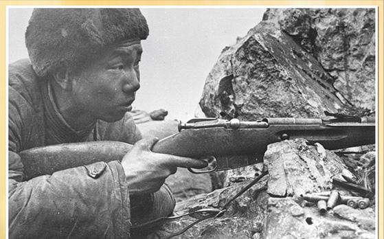 1953年，美国顶尖的狙击手开了一枪，一名志愿军东倒西歪，掉进了壕沟里，二十多分