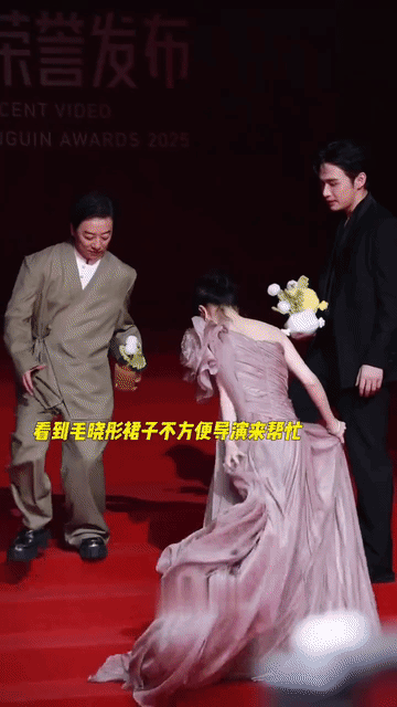 张彬彬这连裙子都不会提的大直男是真的在耐心陪着毛晓彤啊，只要毛晓彤开心的，张彬彬