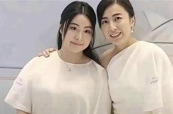 甘比和刘銮雄三个子女的颜值都不低。长女刘秀桦，17岁；眼带神采，体态长相很像
