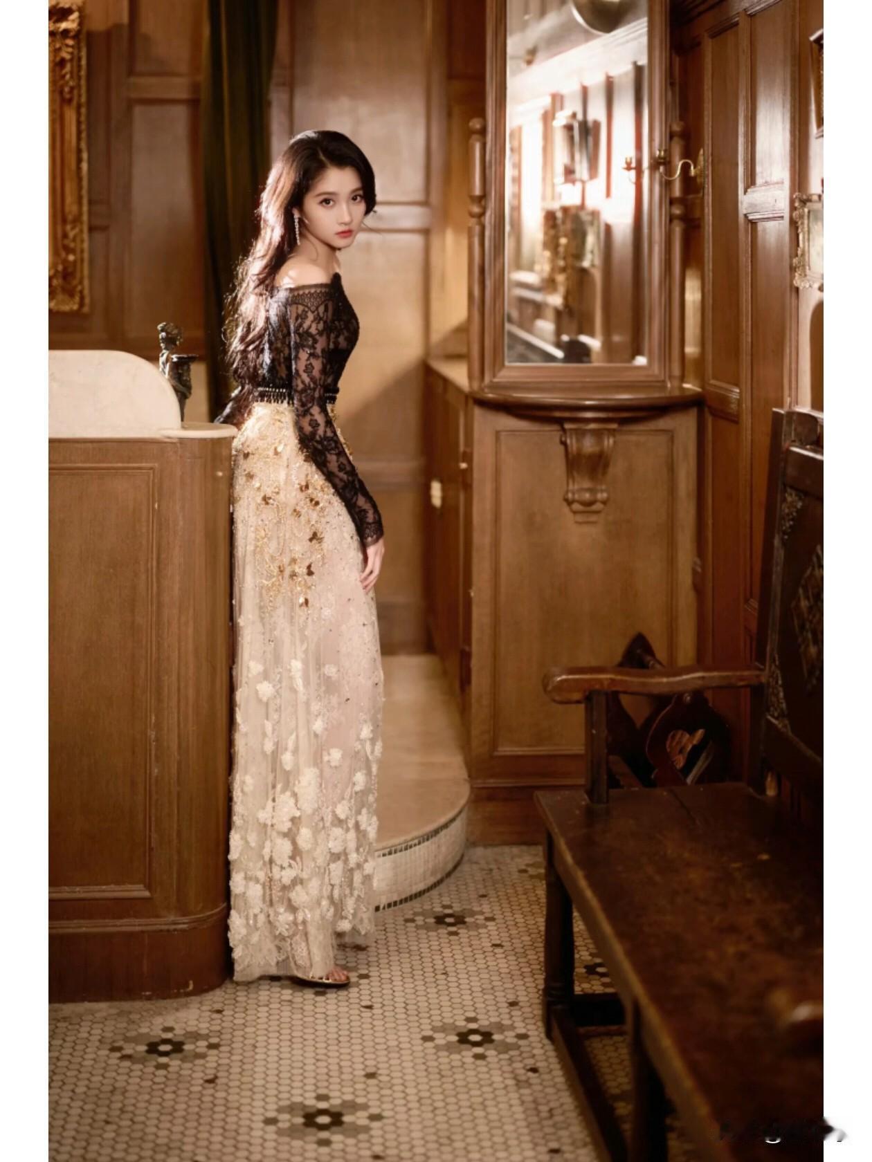 关晓彤这波操作绝了！前任被疯狂爆料，她竟然一声不吭。最近那场爆料大戏大家都没少