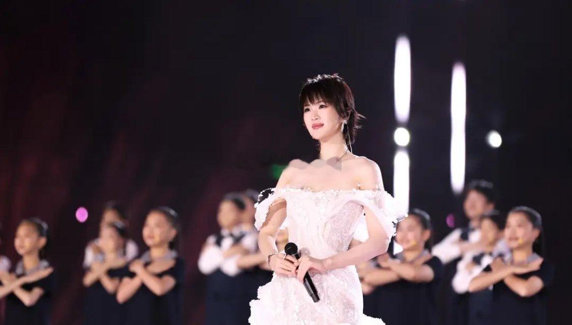 华为二公主姚安娜亮相央视鸿蒙盛典，身着白色露肩礼服裙，短发搭配尽显优雅，美出新高