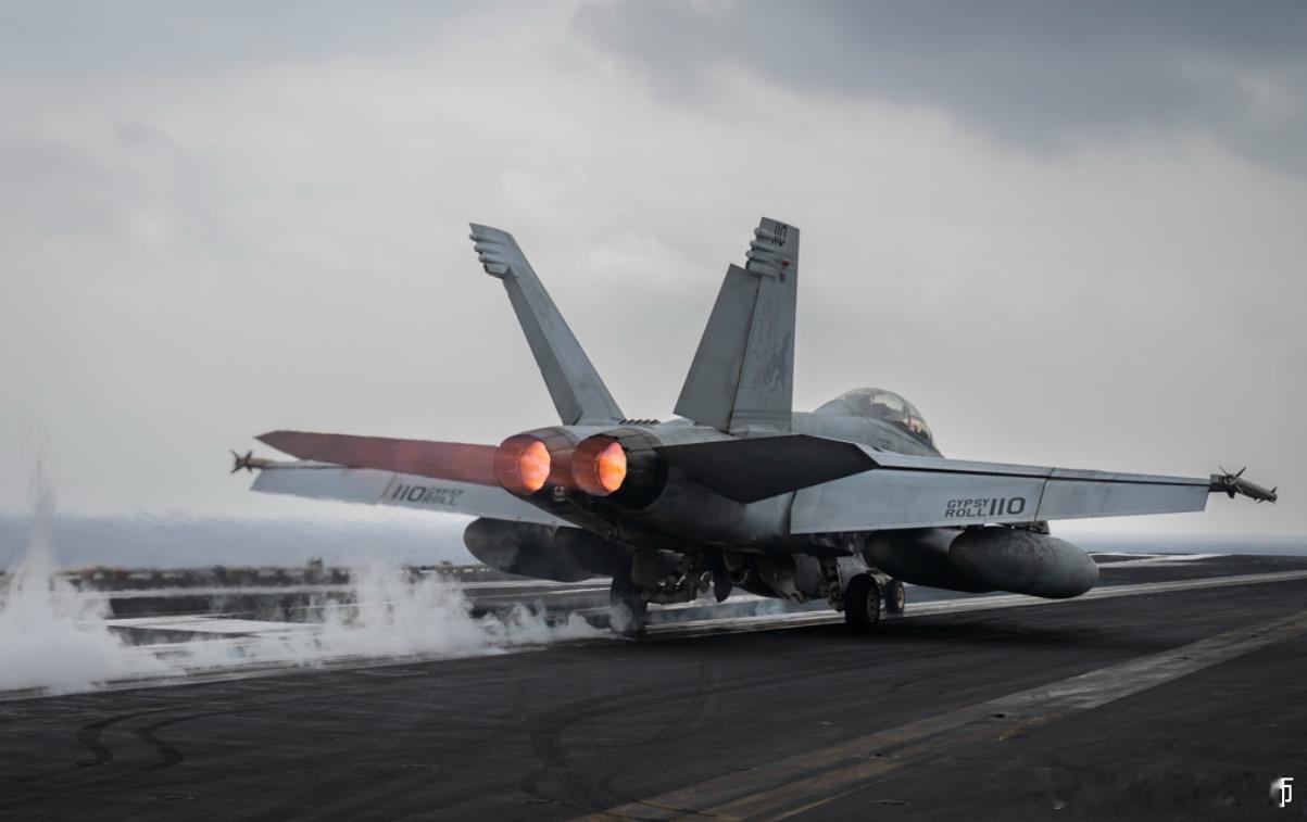 美国F/A-18战斗机10个月坠海6架。认真考虑一下，网上关于美国飞行部队的那些