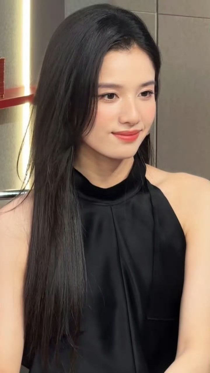 360度无死角硬美就张婧仪这样我家黑长直冷都女张婧仪黑长直露肩黑裙造型