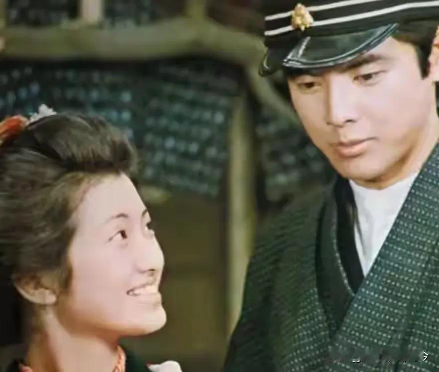 从这张照片里山口百惠两眼放光直勾勾望着三浦友和，反应出山口百惠多痴愛三浦友和！抢