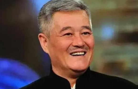 有一回，赵本山把关婷娜叫到办公室，跟她说：“娜娜，来做我老伴吧！”关婷娜一听，又