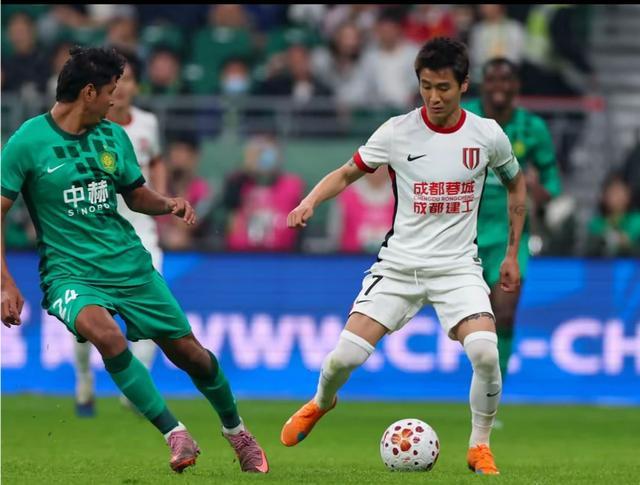 成都蓉城2-1逆转击败国安，好多国安球迷不服气啊……！不服气的原因主要来自韦
