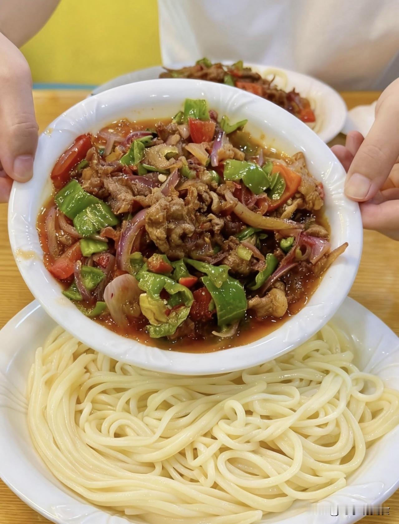 别再问乌鲁木齐拌面哪家第一！美食从来没有标准答案经常有网友问我，乌鲁木齐到
