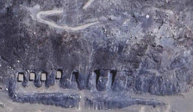 卫星图像显示，近期有一批可疑集装箱被运到也门西海岸的摩卡港，而后被转移到塔里克·