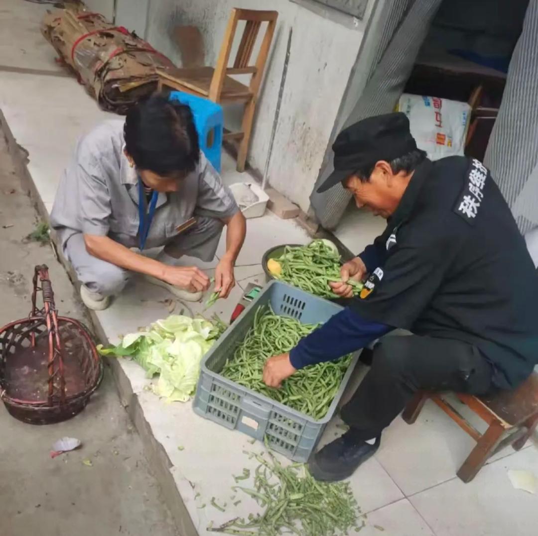 当保安记住，一个月就这三千多块钱，干的就是看大门的工作，不是来玩命的。保安就是个