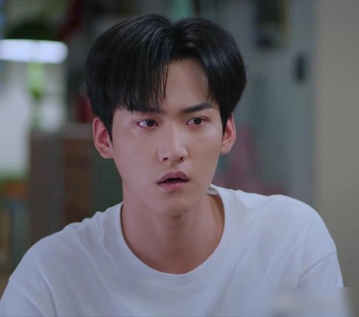 《狙击蝴蝶》李雾打算放弃岑矜，祝福她和陆医生了！可岑矜却突然表白，问他两人能不能