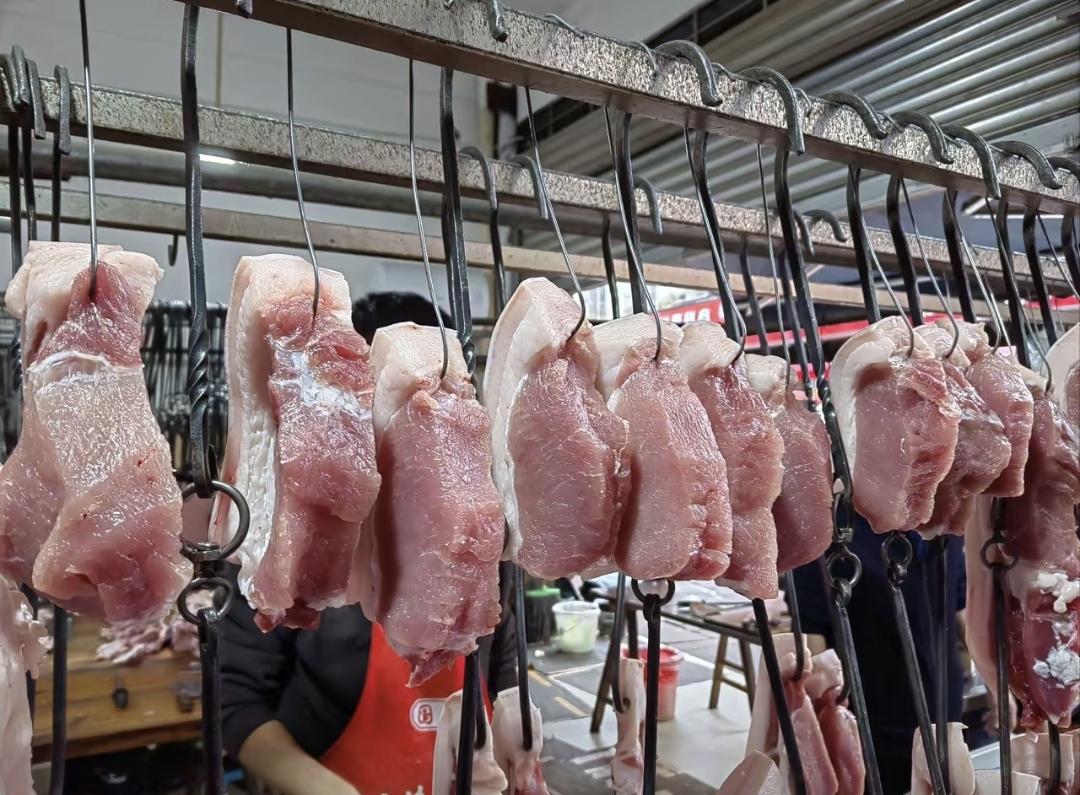 最近买肉发现挺奇怪的，菜市场猪肉没便宜多少，精排还卖28块一斤，可收猪的老板说现