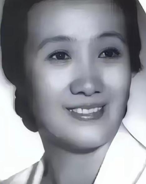 1935年，杜月笙排队俩钟头没吃着饭，饿得眼冒金星，正要掀桌骂人。老板娘董竹