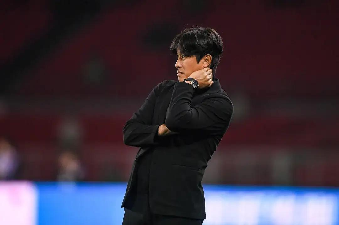 昨晚武汉三镇在领先状态下，主场被辽宁铁人2：2逼平，保守与体能不足是主因