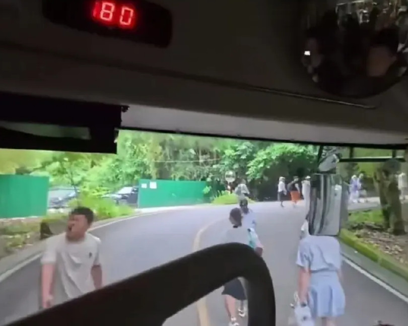 终于有人对景区摆渡车表示不满了！黄果树瀑布景区游客不给摆渡车让路。有人认为，你说