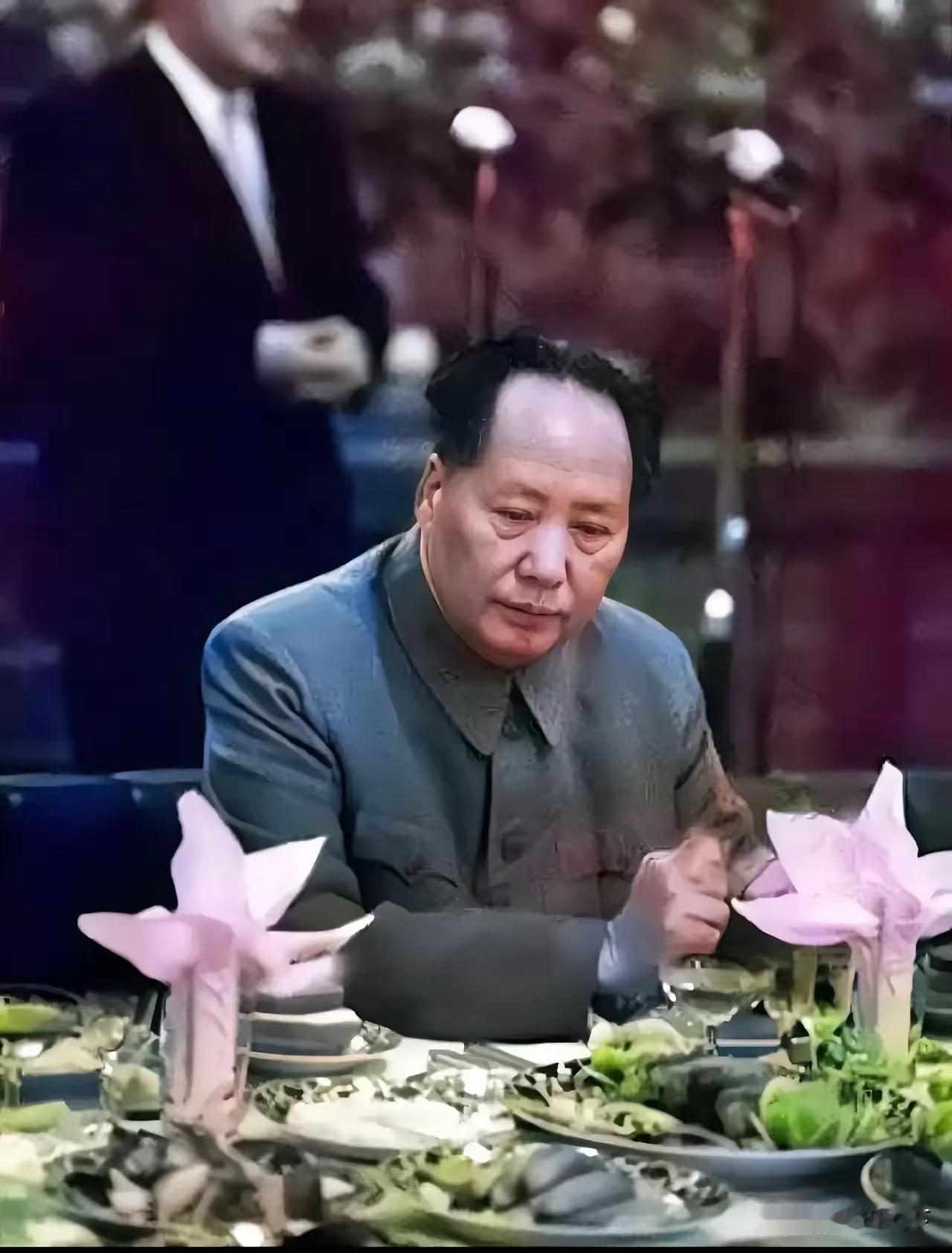 看到一张伟人的照片很少能看到伟人照片上的状态看伟人显得满脸的愁容和无奈…其
