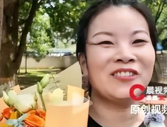 广西一位女孩考上国防科大，全家20多口人，三台车浩浩荡荡送她到长沙。女孩是爷爷带