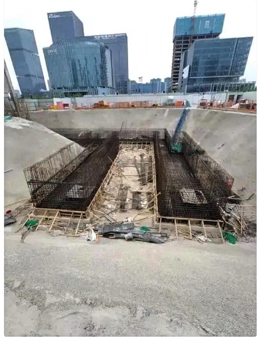 胖东来，一个卖超市的跑去盖楼，结果把整个建筑行业的脸打肿了。说白了，这事儿其