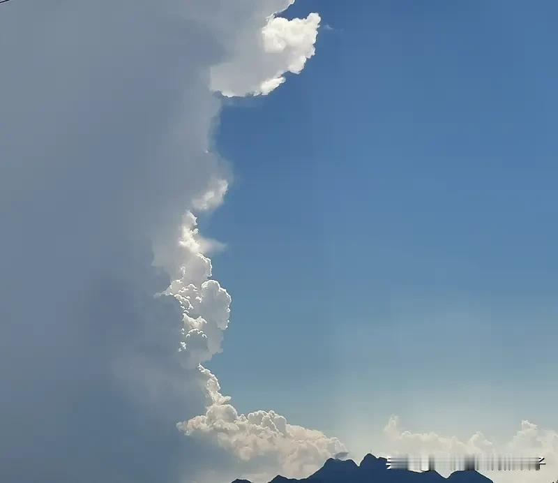 看到“云卷云舒天际远”这个上联，瞬间就感觉意境拉满，一幅云在天边自由舒展的画面浮