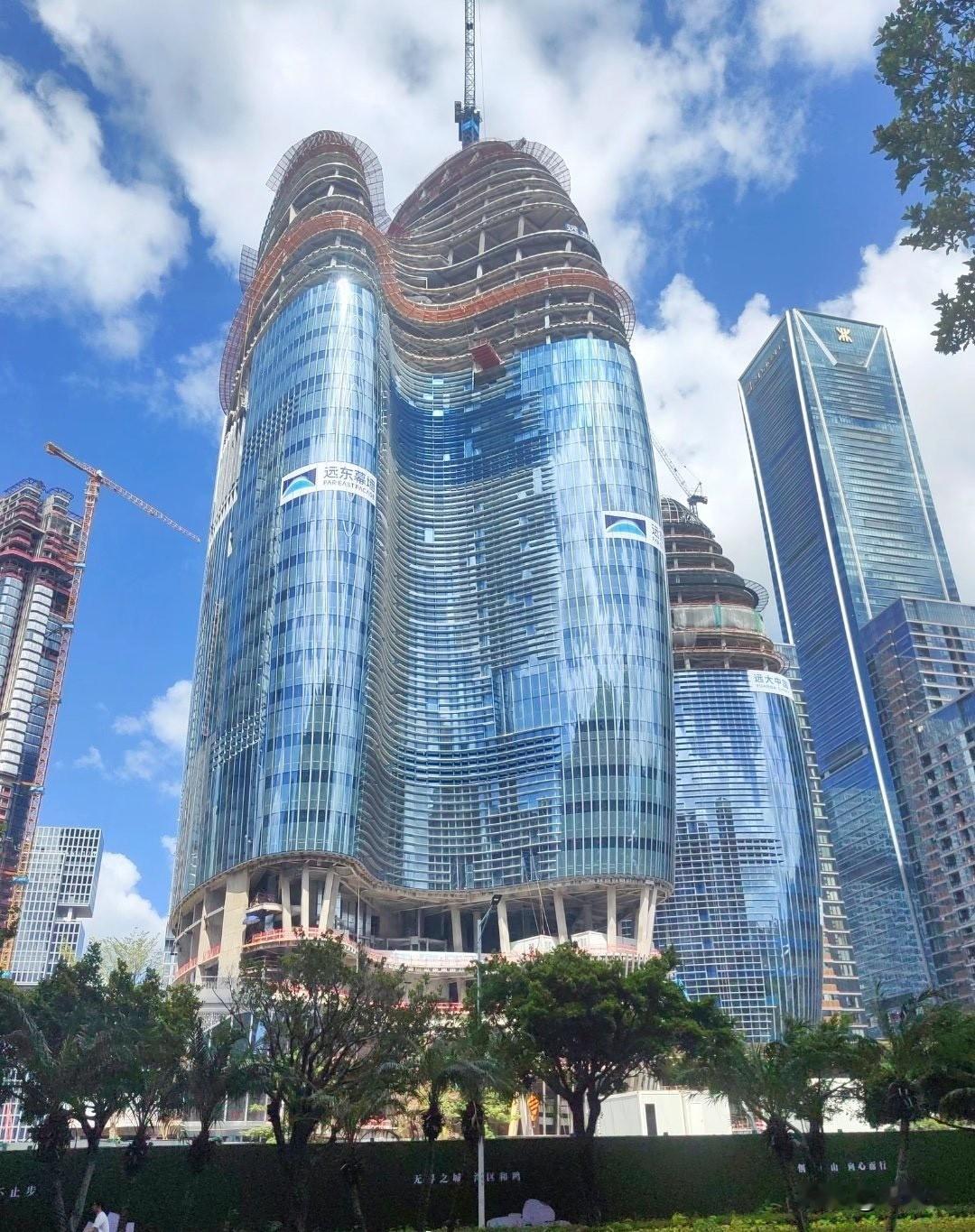 深圳湾超级总部基地的欧加大厦，OPPO未来国际总部，总投资70亿元，这幕墙玻璃挺