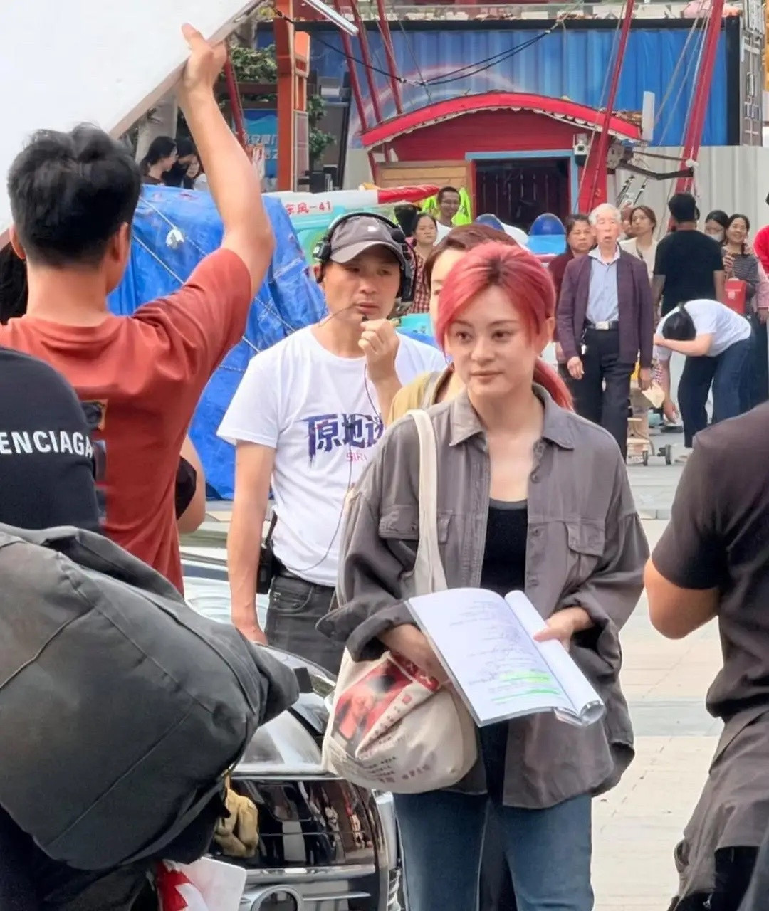孙俪现身厦门街头拍戏，她染了一头红毛，打扮朴素土气，黑眼圈好重，现实中真人看起来