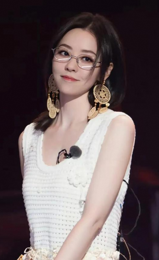 张靓颖戴眼镜美出新高度，满满人师感