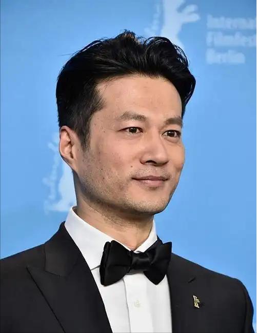谭凯，54岁了，该做的一样没做，没有结婚，没有当父亲，也没有娃，恋爱目前也