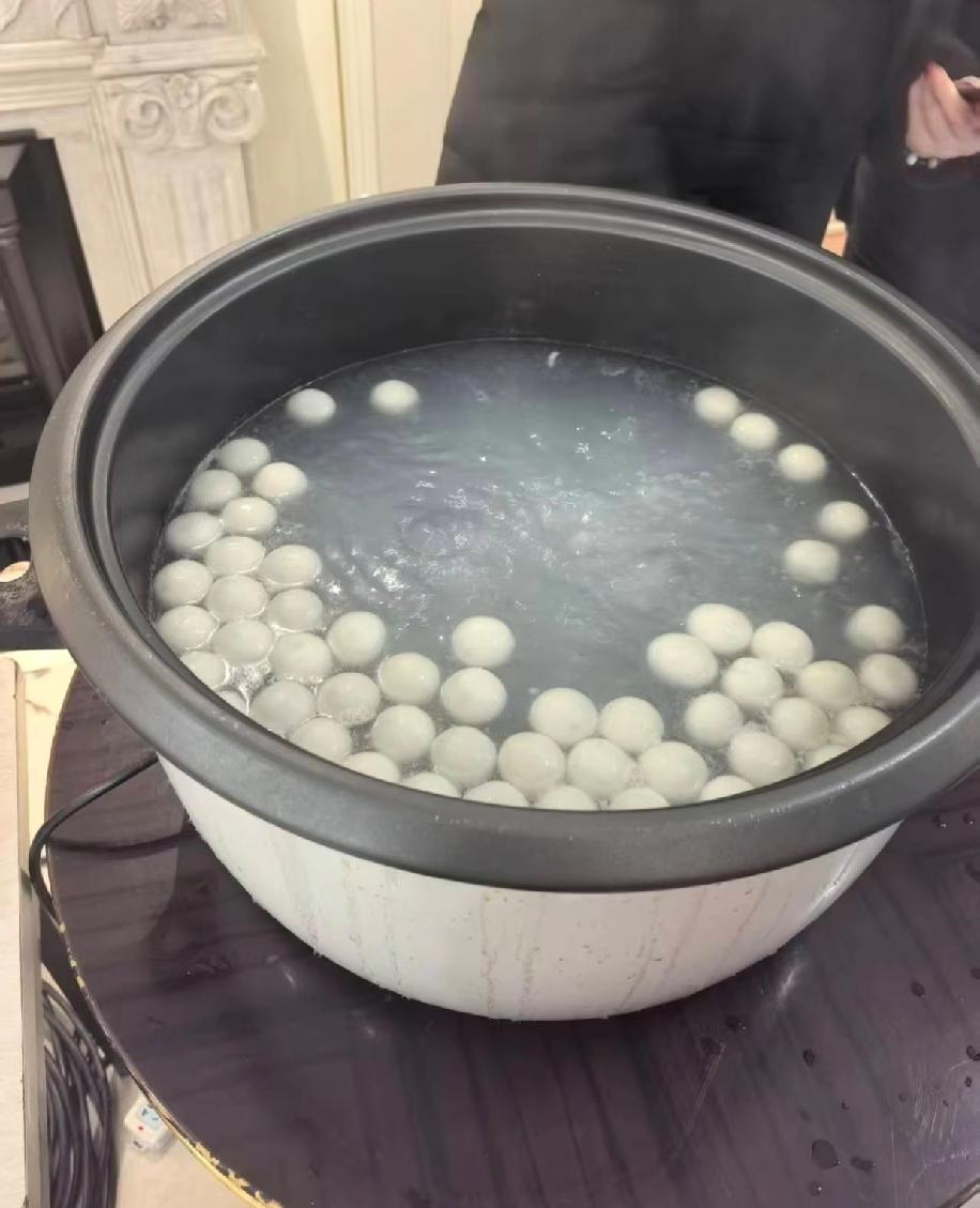 正月十五元宵节，小区物业说要煮汤圆给业主们领。不少业主一早按通知来排队，可没排多