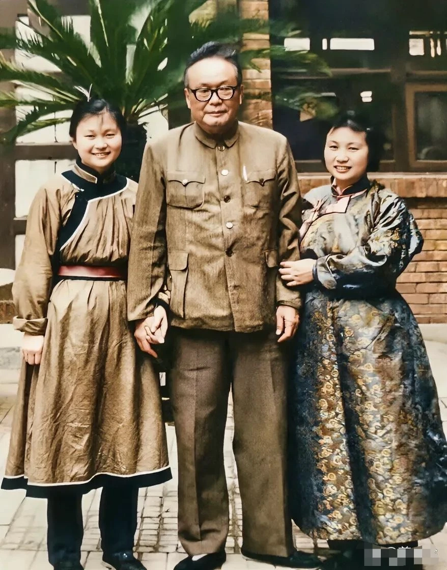 1975年，乌兰夫与闻名全国的“草原英雄小姐妹”龙梅、玉荣的珍贵合影。...