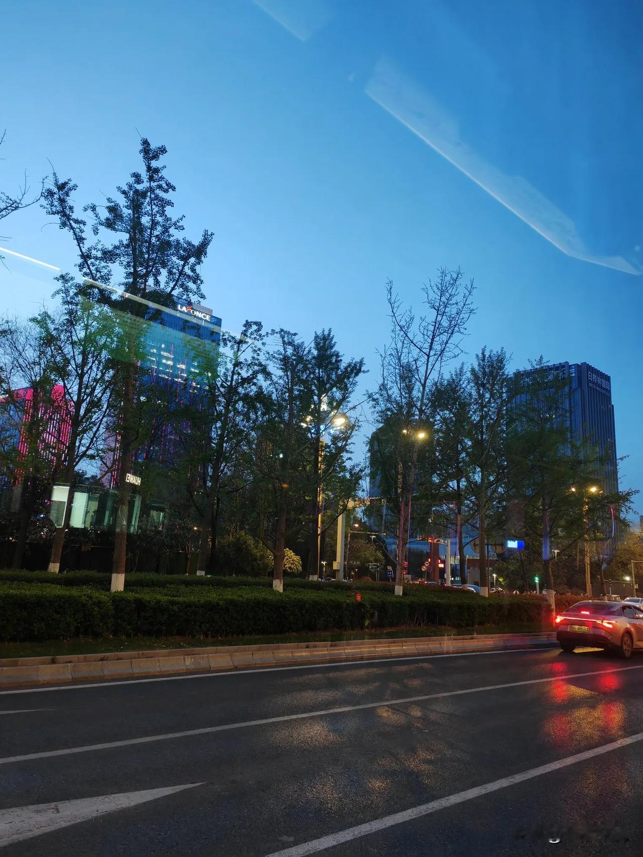 今天下午7点左右的西安未央路，人流车流实拍。坐公交一路好风景。