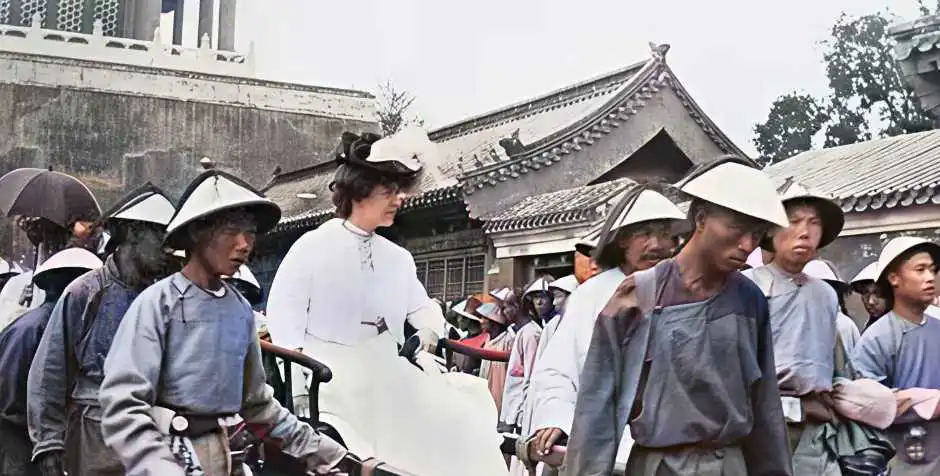 1905年9月，慈禧太后接见美国总统罗斯福之女爱丽丝。大内侍卫护送其入宫，慈禧设