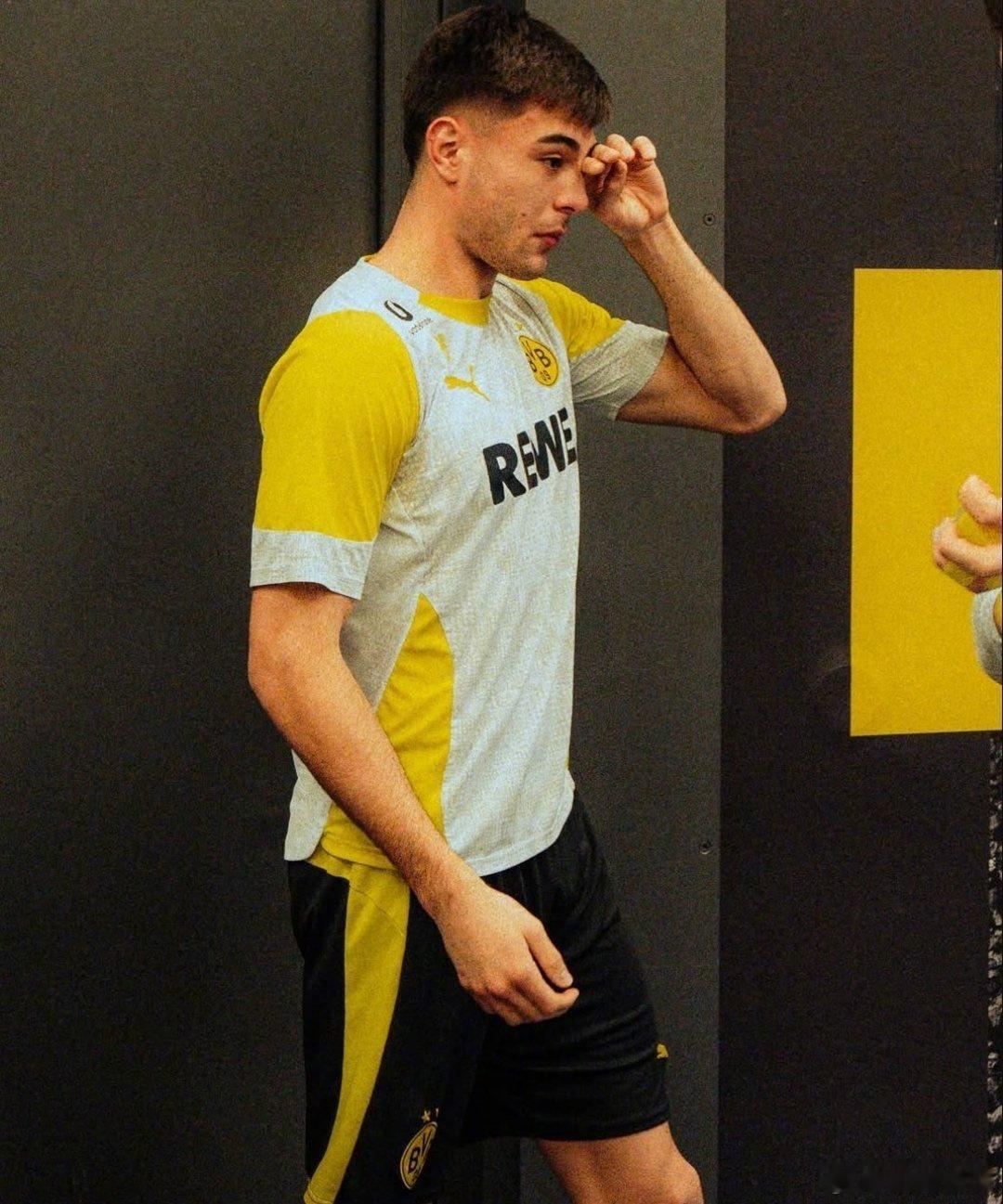 【官方】切尔西激活召回条款，提前半年从多特蒙德召回后卫安塞尔米诺，这名20岁的阿