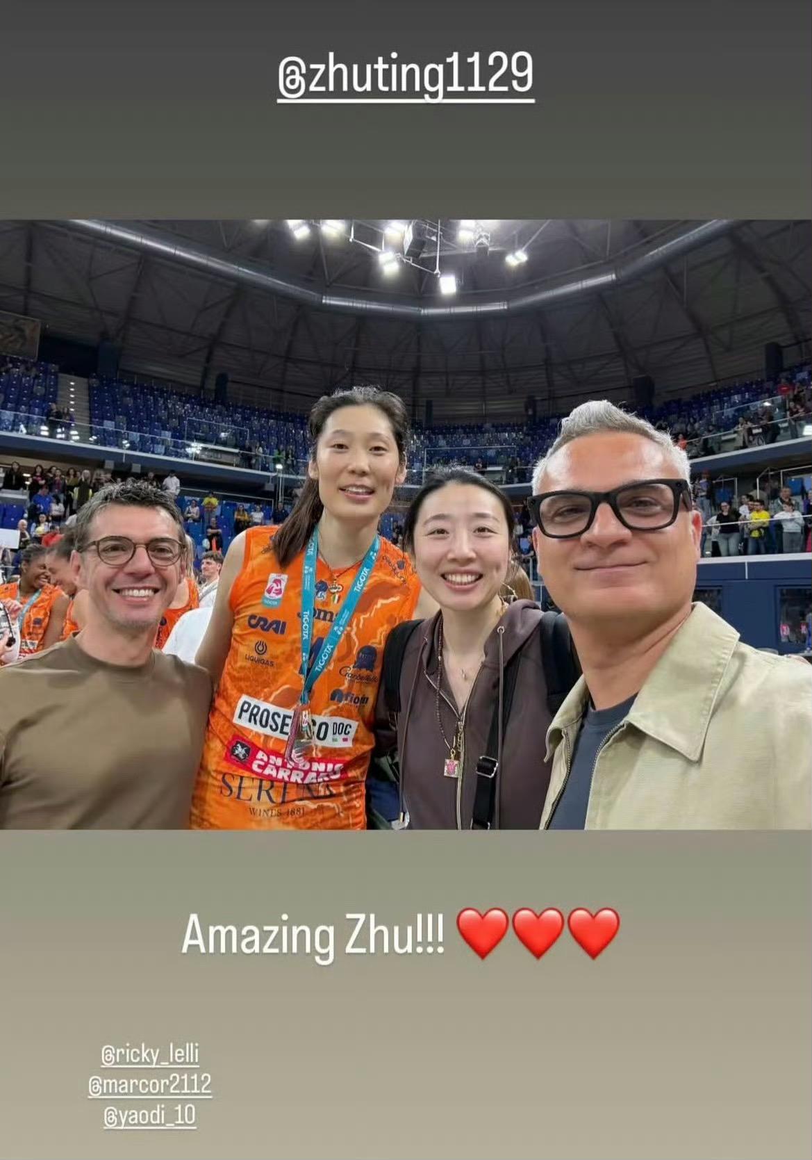 女排姚迪在意甲赛场为朱婷加油！TopVolley经纪公司晒出朱婷和经纪人马尔科