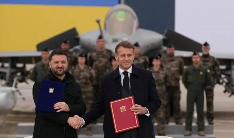 法国获乌克兰大额航空订单正在巴黎访问的乌克兰领导人泽连斯基在巴黎郊外一处空军