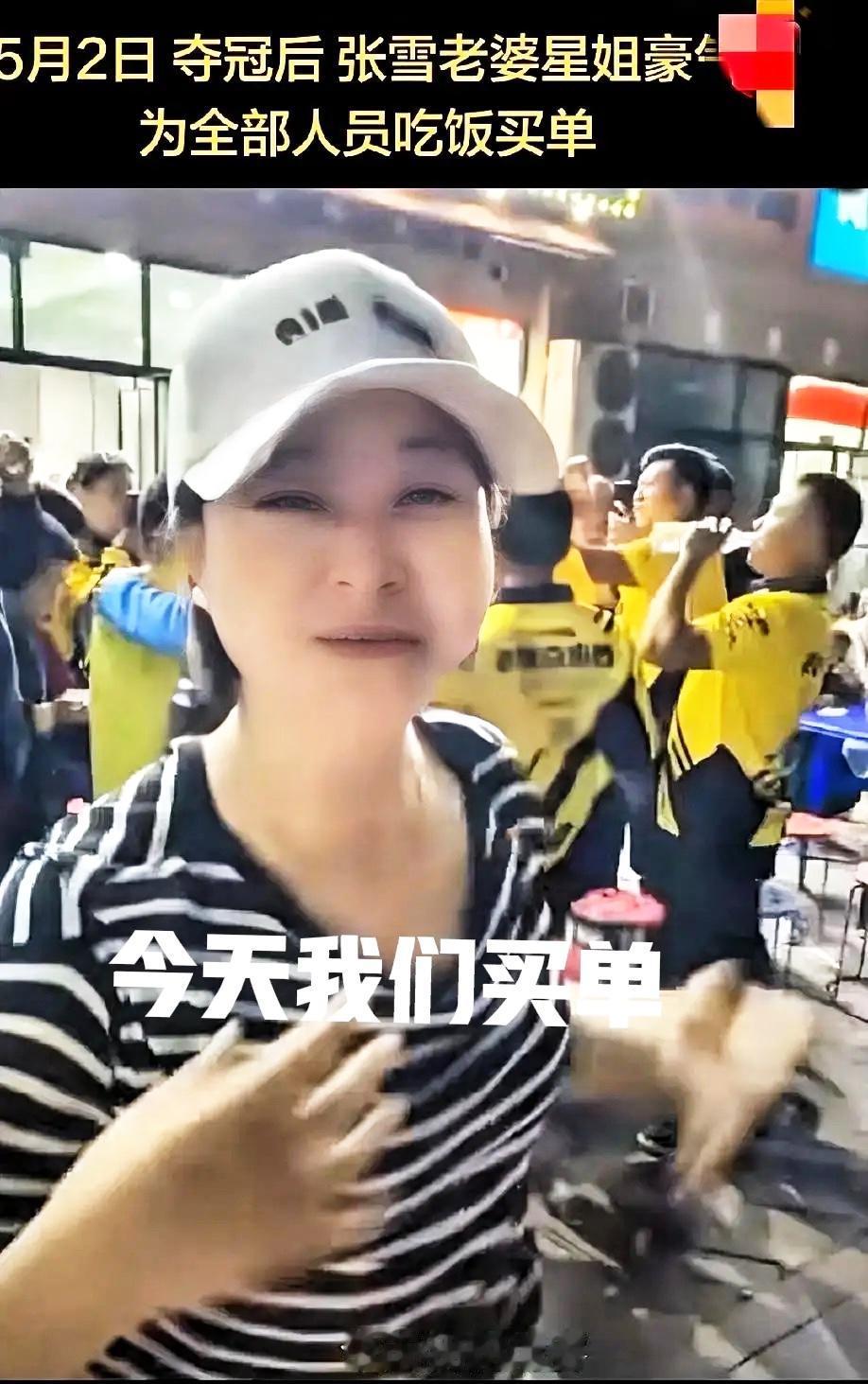 张雪老婆星姐也是性情中人啊，得知德比斯在匈牙利WSBK上又夺冠后，当即做了一个决