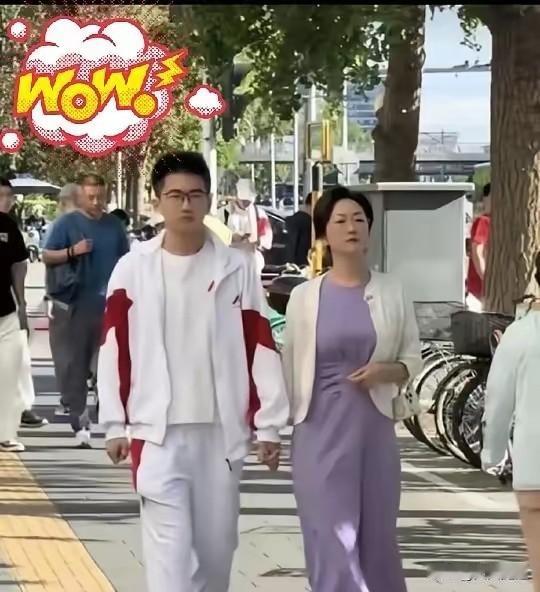 说实话，别再羡慕那个妈妈了。人家两手空空站在考场外。头发齐整，不穿旗袍。