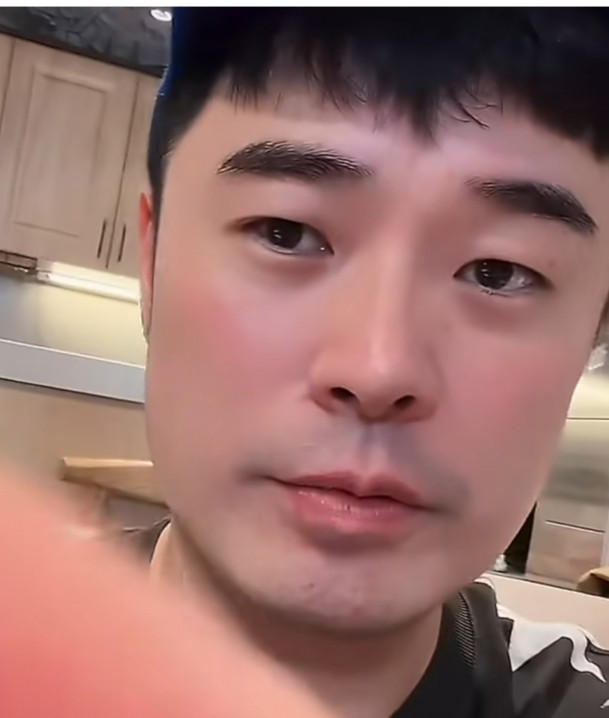 直播名场面笑翻网友！鹿晗好奇询问福袋里面有什么，陈赫打趣猜测是钻石，鹿晗紧接着认真追问是不是真钻，话