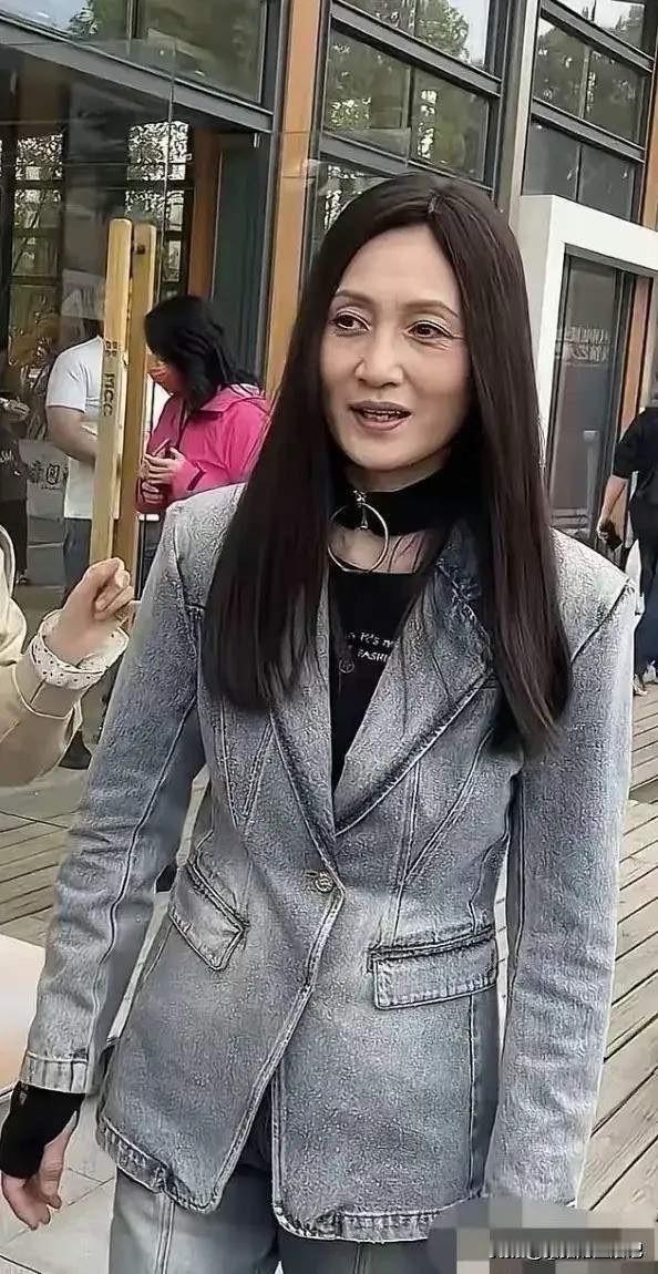 万万没想到，当年迷倒万千男人的女神，如今老成这样了。岁月是把杀猪刀，刀刀催人