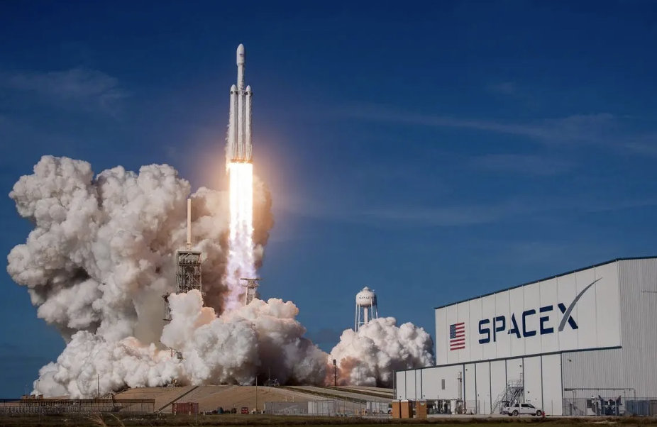 【#马斯克称SpaceX差点没了#】埃隆·马斯克近日再次提到一个关于SpaceX创业历程的事实：如果