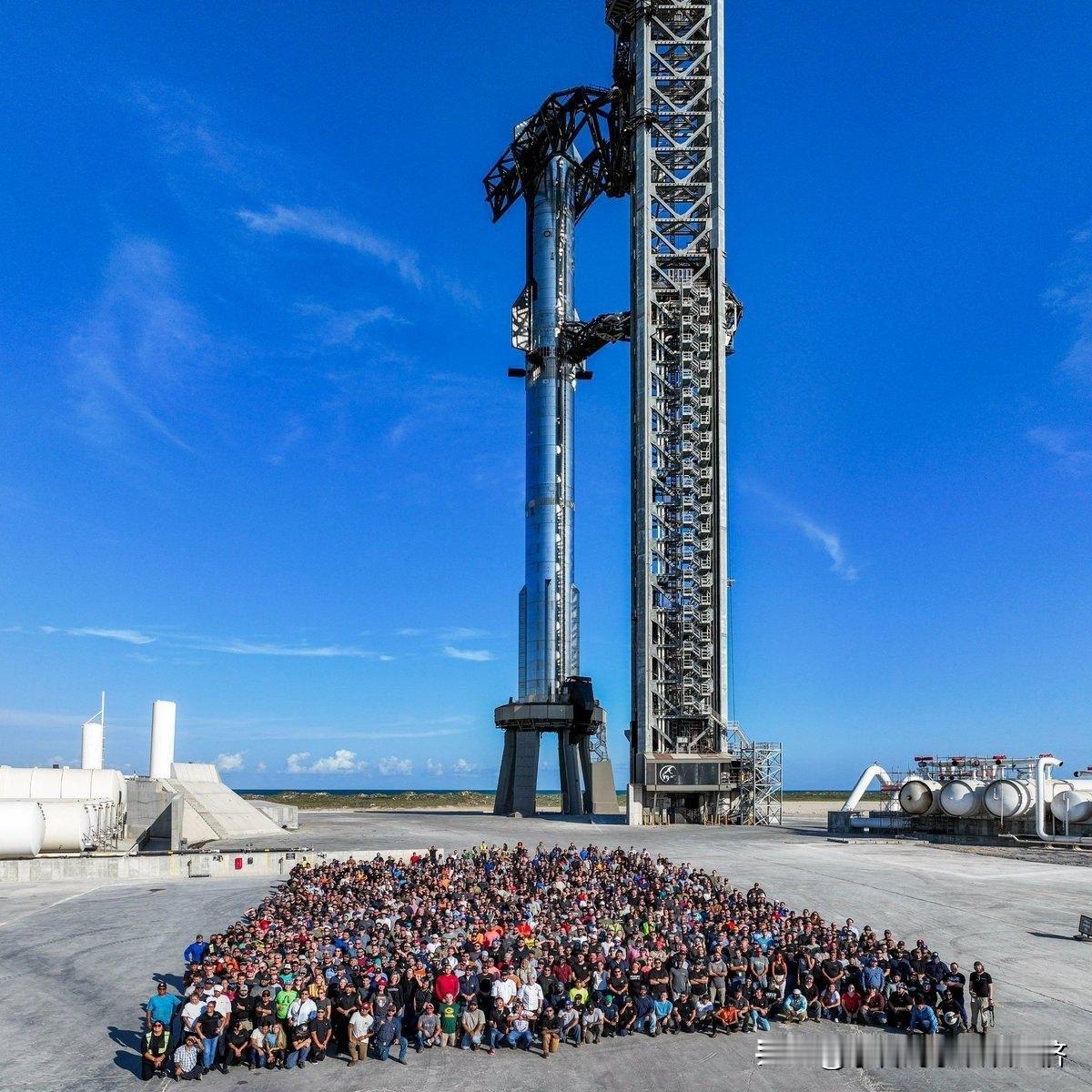 SpaceX马斯克的星舰团队，所有人的合影，包括保洁，保安，司机，研发团队和马斯