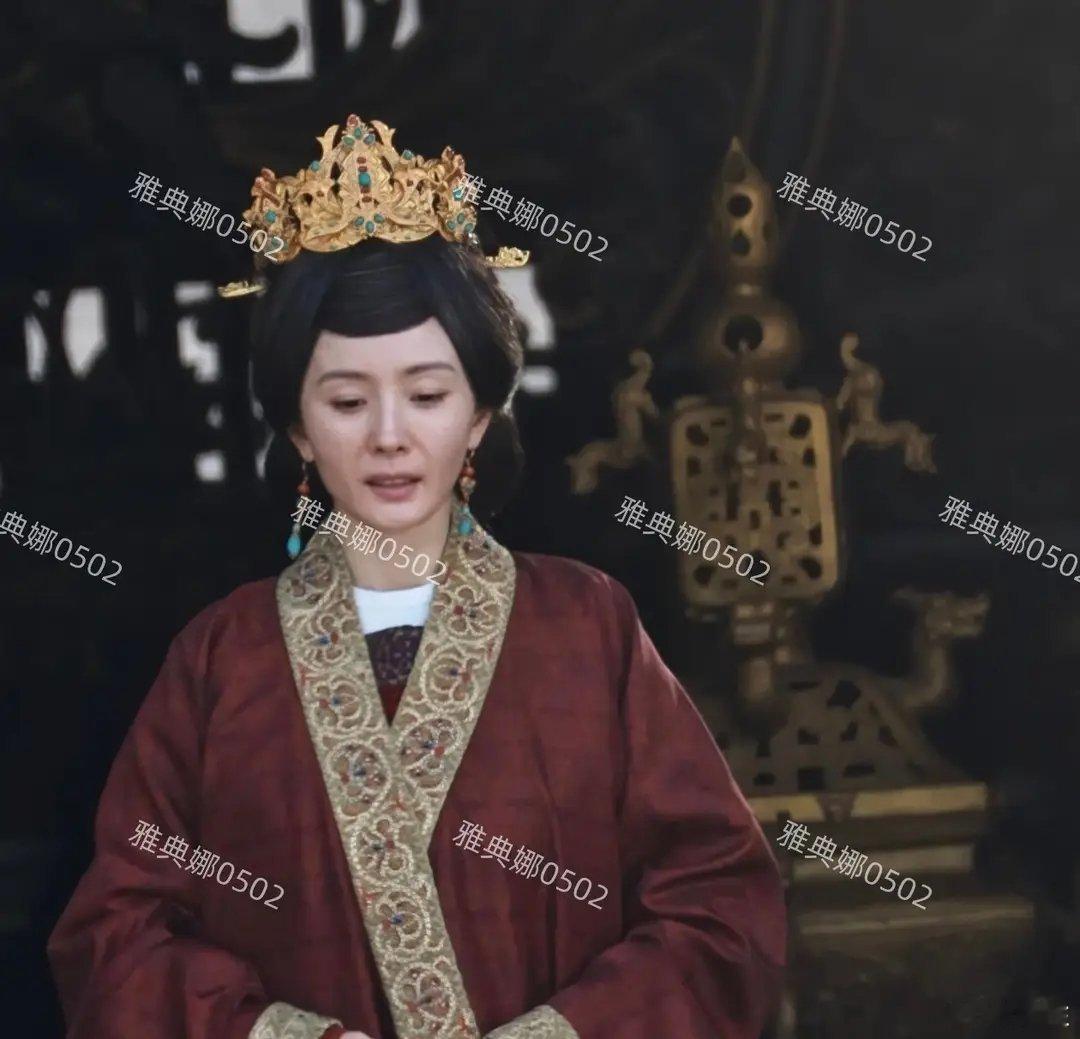 杨幂不用刻意化老年妆法令纹凹腮是现成的，妆淡些年龄感就上来了​​​